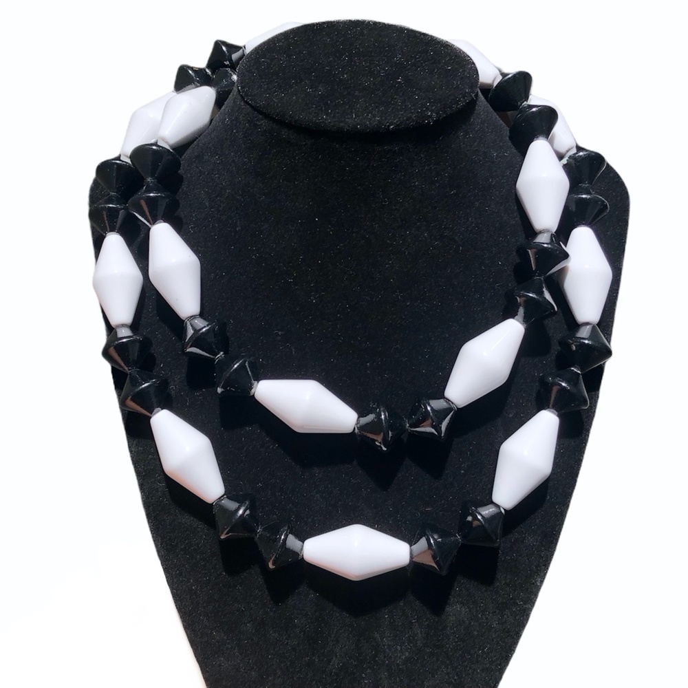 VINTAGE BLACK AND WHITE CHUNKY STATEMENT BEAD NECKLACE